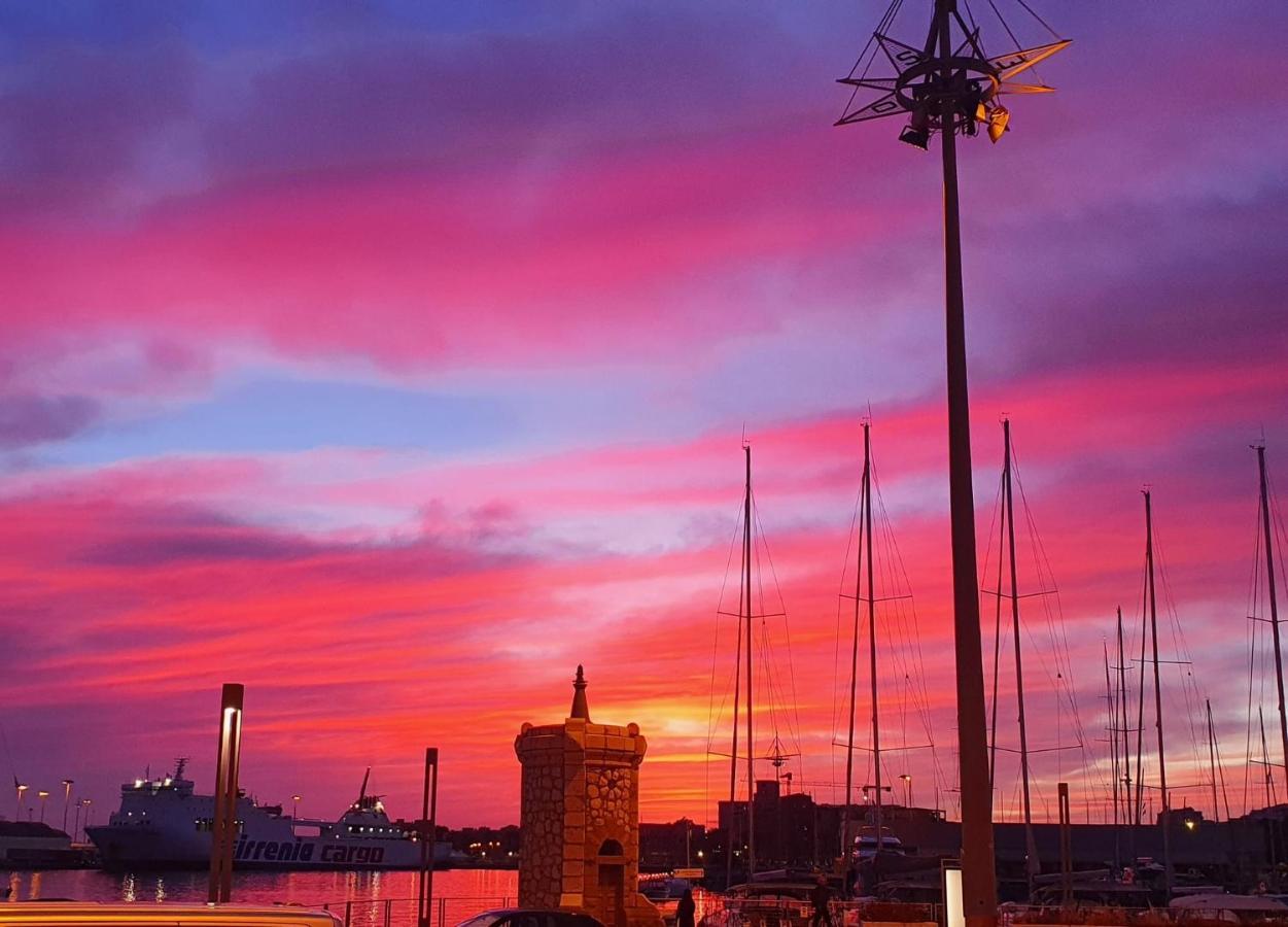 Apartment Vsg25 Nel Centro Di Cagliari Bagian luar foto